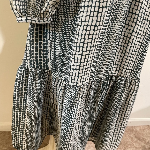 Banana Republic- Flounce Hem Chiffon V- Neck Dress - Picture 6 of 16